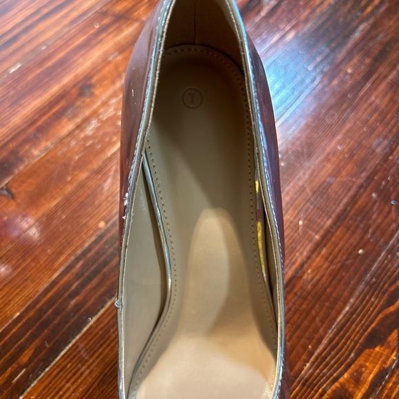 Beautiful silver patent leather heel with large diamond rhinestone embellishment - Picture 7 of 9